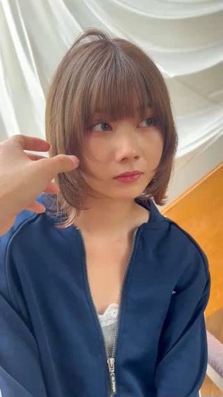 外はねで抜け感のあるミディアム︎動きのあるレイヤーで軽さをプラス 