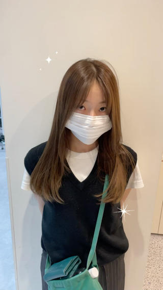 バニラベージュ


前回の赤みを消すためにグリーンを捕色で入れてみました。
ブリーチの部分を繋げるよりぼかすような色の選定で、柔らかいカラーを作りました。

ワンカラーで前回の赤みを消し去る可愛いカラーです！ 