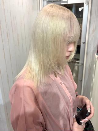 ブリーチ2回のホワイトブロンド 