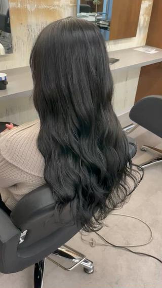 透明感と艶を全開に!
オリーブブラックカラー