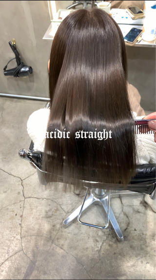 ブリーチ3回履歴。アイロン不使用、ドライのみの仕上げです。
ダメージを最小限に抑えて、扱いやすい髪の毛に変えます。
持続期間...半永久です。半年に一回ほど根本のリタッチをするのがおすすめです。