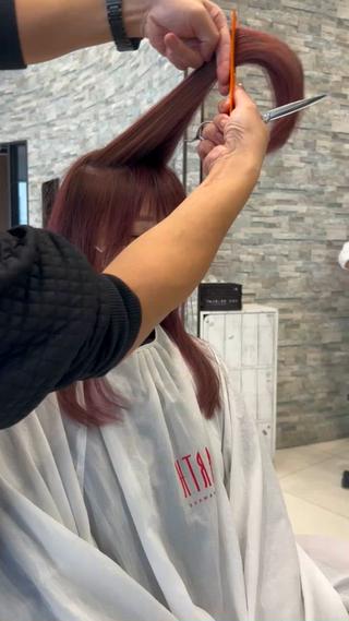 ピンク系バレイヤージュ
顔まわりはレイヤーカットにして最高にお洒落なスタイルに!!
#山形バレイヤージュ #山形カラー #山形レイヤーカット