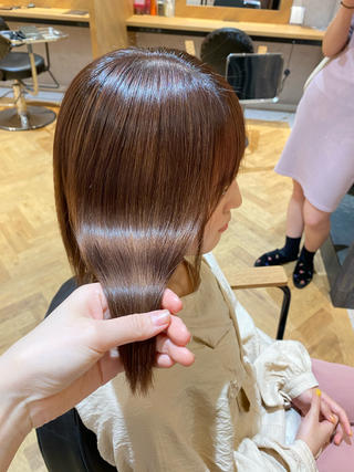 【ハイトーン×縮毛矯正】
こちらのお客様はブリーチ2-3回されている状態です
BeforeとAfterは次のお写真で載せますので是非ご覧下さい
ハイトーンのお客様でもここまでサラサラになります！
ブリーチ毛で縮毛矯正諦めてた方は是非お任せください！ 