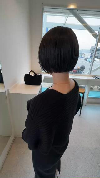 アッシュカラーにミニボブです 