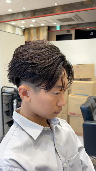 フェザーパーマ
鳥の羽のような毛流れを作るパーマナチュラルからバチバチまで楽しめるパーマです！
 