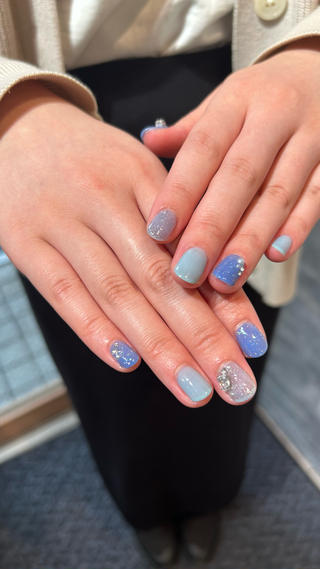 これからの時期にぴったりな、ブルーのシアーカラーとラメで透明感たっぷりのネイルです