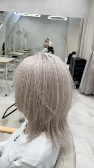 ミディアム あち⭐️大阪｜ ハイトーン｜レイヤーのヘアスタイル