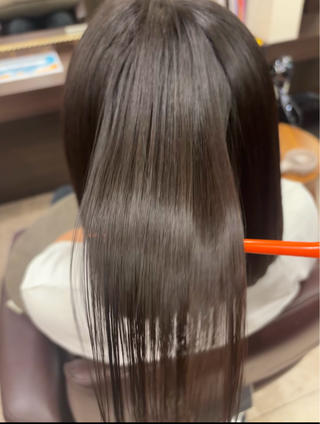 乾かしただけで艶々に

内側の癖と、他の美容室で左側をすかれ過ぎてしまいぴょんぴょん出てくる髪がきになるのでなおしてほしい、うる艶髪になりたいモデル様です！
しっかり癖も伸ばし、髪質も改善させていただきました
お悩みであったぴょんぴょん出る髪も肉眼ではわからないほど馴染ませられました

癖やゴワつきでお悩みの方、艶々ストレートから自然なストレートまで！理論に基づき一人ひとりに合った髪質改善させていただきます
是非一度お任せください 