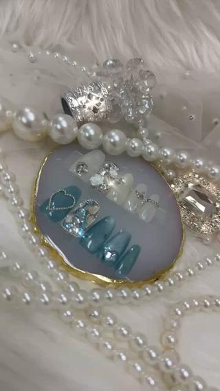 ミディアム Queeens nailのネイルデザイン