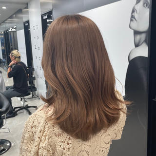 ブリーチ1回で作るミルクティーベージュ
柔らかい雰囲気になり異性ウケ抜群のヘアカラーです
緩く巻くことで可愛らしさと大人っぽさを 