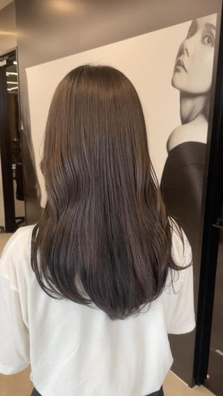 透明感グレージュカラー
光の加減によって見え方や透明感が変わるグレージュ.∘
僕のお客様はグレージュカラーのオーダーがほとんどです！
ぜひお任せ下さい 