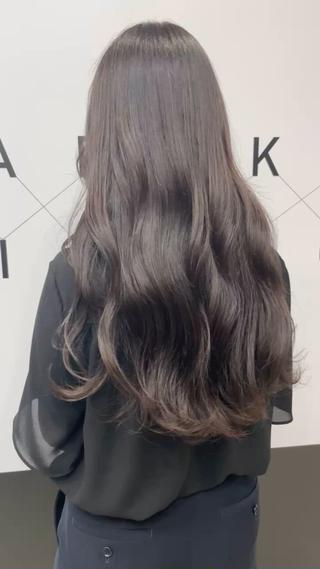 ‬透明感たっぷりのグレージュブラウン‬

ブリーチ無しの透明感カラーはこちらがオススメです
幅広い年代の方から大人気のグレージュカラーはぜひお任せ下さい 