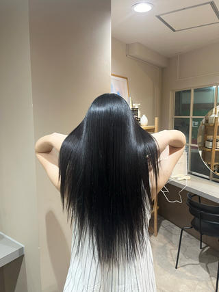  髪質改善 STRAIGHT
クセをしっかり伸ばしながら髪の内部に栄養を
補給して補修していく髪質改善ストレート
髪に負担の少ない薬剤を使用しているのでダメージを
最小限に抑えながら自然なツヤ髪に仕上がります
くせ毛が強い方や広がりやすい剛毛の方にもおすすめ!!
特に梅雨の時期(5~6月)や汗でうねりやすくなる
夏場にかけるのがベストなタイミングです