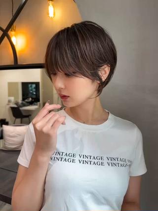 大人の魅力を引き出すショート
首元スッキリで小顔見え効果もバッチリ
毎朝のスタイリングも簡単で、サッと乾かすだけでキマる

「なんだか雰囲気変えたいな…」そんな方にピッタリ！
季節感もアップして、周りからの褒められヘアに

新しい自分に出会うワクワク、ぜひ体験してみませんか？ 