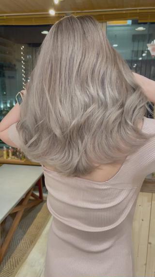 セミロング カラー FoibyBelle ﾌｫﾜﾊﾞｲﾍﾞﾙのヘアスタイル