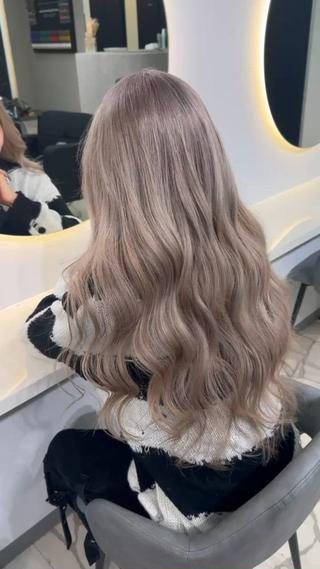 シールエクステ、寒色系ハイトーンは是非ご指名下さい!
ブリーチ回数、シールエクステの本数をしっかりカウンセリングで決めて無理のない施術を心がけているので安心して悩みや気になる点をお話しください!