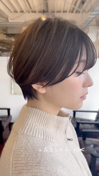 サイドの髪を耳にかけた大人可愛いショートヘアです︎
ヘアオイルでツヤふわに仕上げました 
