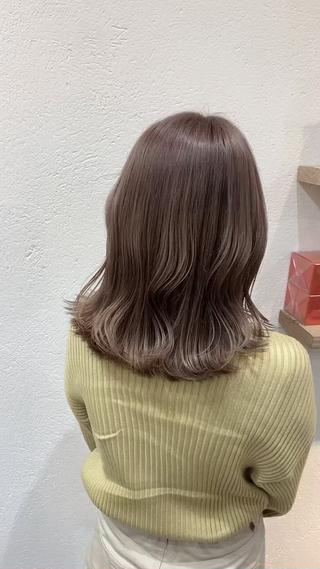 ミディアム ブリーチなしカラー/ 顔周りレイヤーカットのヘアスタイル