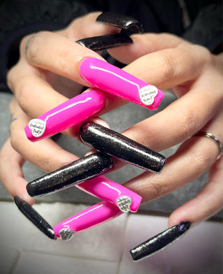 ロング料金別途
大好きなBLACK PINKをイメージ
お持ち込みパーツでかっこ可愛くお仕上げしました

いつもありがとうございます 