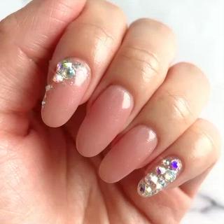 スワロの上はジェルでコーティングしないので
光に反射しキラキラします
スワロは取れないように施術していますのでご安心ください 