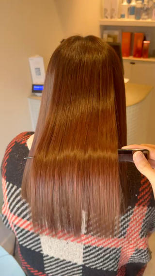 【初めてのお客様へ】
大阪上本町で「髪のお医者さん」として髪の治療をしているヒデです!ダメージを与えない施術にこだわり、10年先も美しい髪を維持できるようサポートします。
こんなお悩み、ありませんか?
✓ 理想の髪を手に入れたい
✓ 似合うカラーがわからない
✓ 自宅でのケア方法を知りたい
✓ 髪を綺麗にしたい
これらすべて解決します!
カラーや縮毛矯正など、あなた専用のレシピで最高のスタイルを提供。多くの美容室難民を救ってきた実績があります!
【サロン情報】
tasty bloom
大阪市天王寺区上之宮町2-15
大阪上本町駅徒歩4分 / 谷町9丁目駅徒歩9分