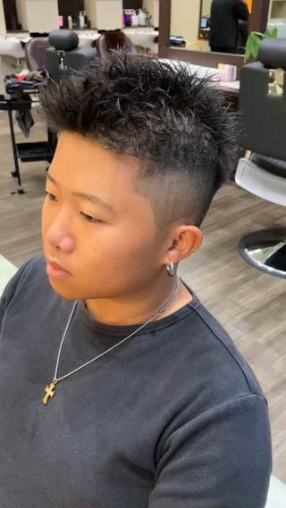 刈り上げショートの動画バージョンになります。
ご自宅でもスタイリングしやすいようにやり方などを細かく伝えております。 