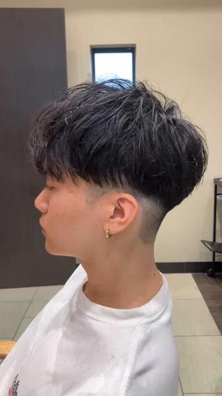 メンズマッシュカットモデルの動画バージョンになります。
ご自宅でもスタイリングがしやすいように長さ、量感などをこだわりスタイリングも細かくお客様にお伝えしております。 