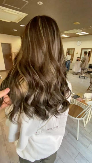 コントラストハイライト
ハイライトはブリーチを使用してもダメージを抑えられるので髪の痛みが気になる方におすすめです!
ケアカラーでツヤツヤ
巻き髪やアレンジスタイルとも相性◎