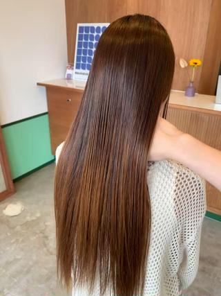 自然な仕上がりになる縮毛矯正
サラサラツヤツヤなストレートになりますよ〜 