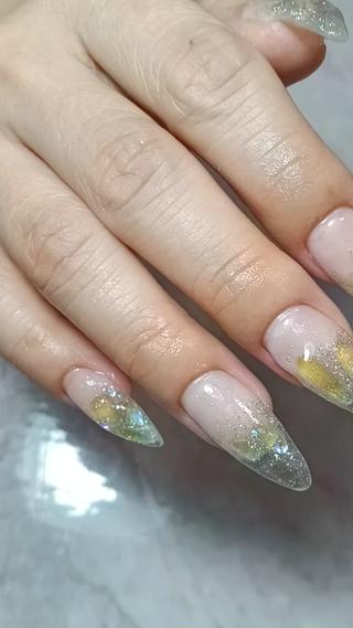 先端にストーンとフラッシュジェルでよりキラキラに
韓国ネイルがお好きなお客様にオススメです