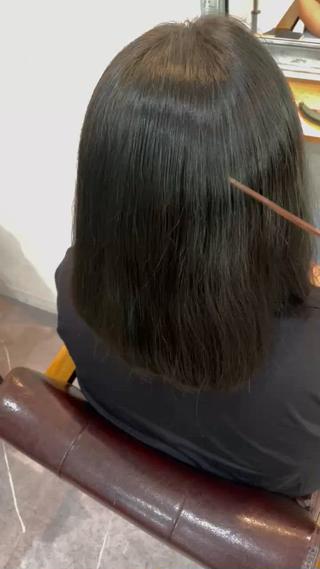 暗いグリーンカラーでツヤ髪に
傷んでいる所もカットしてまとまる髪に！！ 