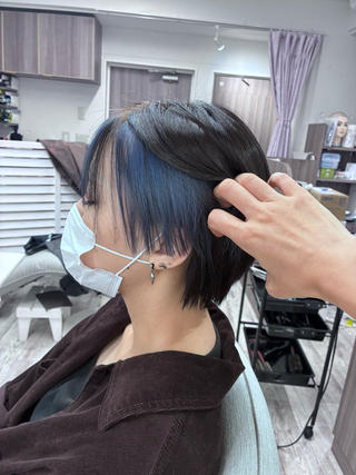 ブリーチ2回＋カット＋カラー
・
色落ちがシルバー系にしたいとのご要望でしたのでこちらのブルー系に染めさせて頂きました
・
しっかりブリーチする事でオレンジになりづらくシルバー系を目指しやすくなります♩ 
