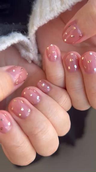 ホロでドットが可愛いネイル 