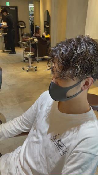 パーマ メンズ 複雑履歴に対応ブリー チ無しダブルカラーのヘアスタイル