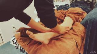 アーユルヴェーダオイルを使って足裏はもちろん、ふくらはぎ、膝上までしっかり揉みほぐします
リンパマッサージも取り入れているので、むくみが気になる方も一度お試しください 