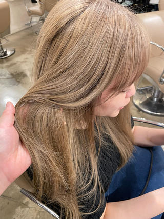 ブリーチ必須!黄味を抑えたナチュラルな透明感ベージュカラー