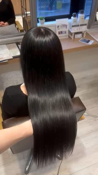 もが振り返る”うるツヤ髪”に

丁寧なケアで仕上げた、まるで鏡のような圧倒的ツヤ髪。

髪質改善トリートメントで上品な透明感を演出。

毛先までなめらかに軽った美髪シルエットで、触れたくなるような質感に！

艶重視の方におすすめのストレートスタイル 