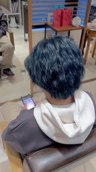 透明感のあるダークブルーカラー

程よいくすみ感とツヤがポイントのダークブルー

自然な動きを活かしたレイヤーカットで、重くなりすぎず軽やかな印象に。

光の当たり方で色味が変化する、大人クールな個性派カラーです

♕ブリーチONカラーです！ 