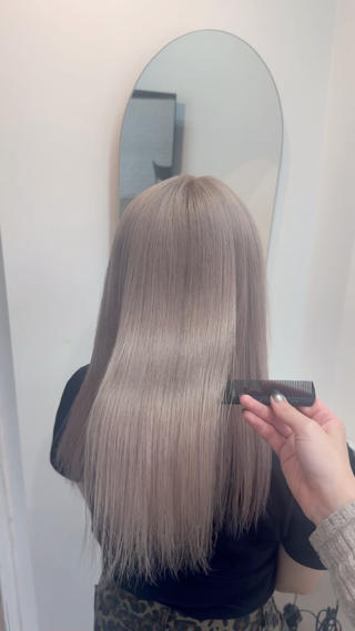 ~ milk tea greige -
毛先ブリーチ5.6回以上のブリーチ毛でもトリートメントケアで艶髪作れます️

今回別メニューのシステムトリートメントもして頂いております 