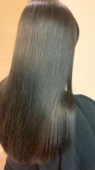 透き通ったグレーブルー

ブリーチ毛でこのツヤツヤ、サラサラ
ケア剤入りカラーで髪を守ります

10月も沢山のお客様お待ちしております 