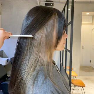 インナーカラーで暗めグレージュカラー 