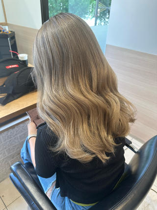 **ミルクティベージュ**
ブリーチ必須カラー
ハイトーンが可愛い季節に!
暗めの色の服が多くなる冬はハイトーンがオススメ
周りからかわいいと褒めていただけるよう
なカラーを一緒に目指しましょう
ケアカラー>>¥8.000-
カラー>>¥6.000-
カットのみ>>¥4.000
#ロング#ミディアム#セミロング#ストレート
#ピンクブラウン#ピンク#ブラウン#ナチュラルカラー
#暖色#チェリーブラウン#ワンカラー#ケアカラー