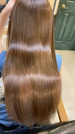 髪質改善酸性ストレートは、

酸性の縮毛矯正で、髪がほとんど傷まないので素髪の質感でさらさらストレートに仕上げることができます！

とってもつやつやで手触りがいいですよ♪

持続力は掛けたところはずっとストレートなのでお手入れ楽ちんです！

是非お試しください♪♪ 