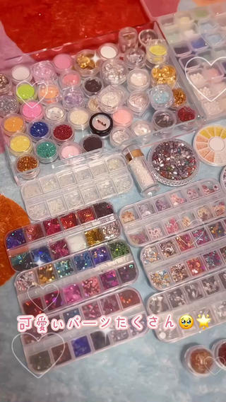 パーツ、ホログラム、ビーズ揃えています
キラキラ可愛いネイルにしましょ〜う 