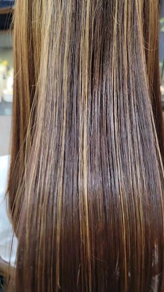 フェイスラインの縮毛矯正とカット。
トリートメントは髪質改善に変更で更にさら艶！ 