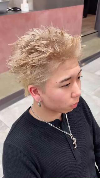 いまも人気のハイトーンとスパイキーショートの組み合わせ
伸びてきても根本の黒がデザインになってとてもかっこいいです! 