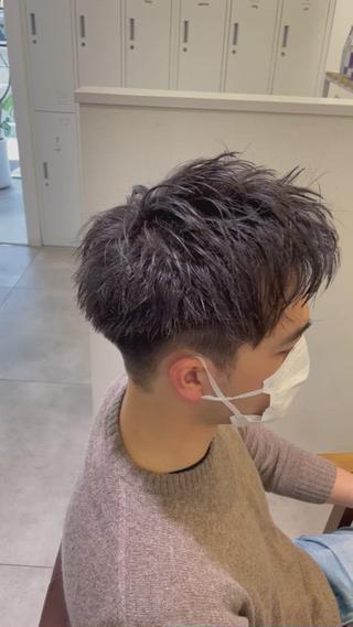 \いつもより5分は寝れる！？/
.
朝苦手な人必見ワックス5分！！
.
ジェットモヒカン
.
朝起きて軽く濡らしてタオルドライするだけワックスをつけたらかっこよく仕上がります
.
イメチェンしたい方におすすめです

#メンズ#メンズヘア#メンズセット#メンズスタイル#ジェットモヒカン#奈良 #大和西大寺#mens#menshair #menshairstyle 