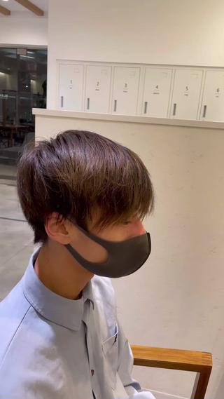 傷まないブリーチ！？
ノンダメージ×ブリーチ→ブルーブラック
.
ブリーチをするとバサバサになって傷むイメージがありますよね
でも【ノンダメージカラー】でブリーチをしたとしても艶のある質感へと導きます
.
こんな方におすすめ
・ブリーチをしたい方
・色味を楽しみたい方
・傷ませたくない方
.
是非一度体感してみてください
気になった方はお気軽にご連絡下さい
ご予約はDMにて受け付けております

#メンズ#メンズヘア#メンズカット#メンズカラー#メンズスタイル#メンズセット#ノンダメージカラー#ブルーブラック#ブリーチカラー #奈良#大和西大寺#mens#menshair#menstyle #menscolor 