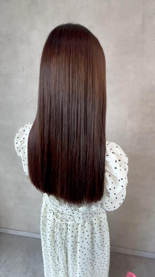 【癖、うねり気になる方️】
これから本格的に梅雨に入ります！
アイロンでは直らない癖、うねりを縮毛矯正でさらさらツヤツヤに！！ 