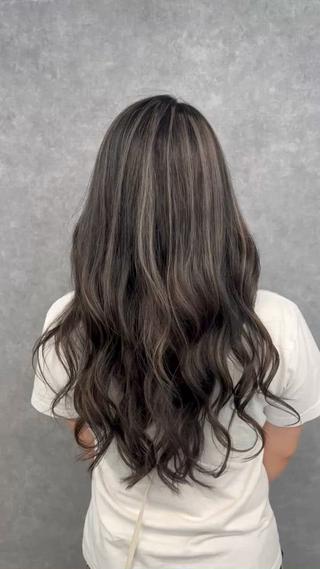 コントラストの効いたブリーチ二回のハイライトカラーです！ 